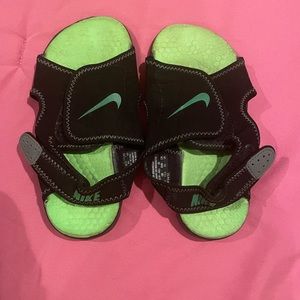 Boys size 13C NIKE Velcro sandals.